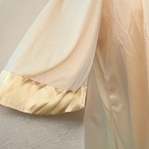 Rare Peach Buttery Soft Hostess Robe Crystal Buttons 1960s Saks 5th Ave Satin - Picture 8 of 9